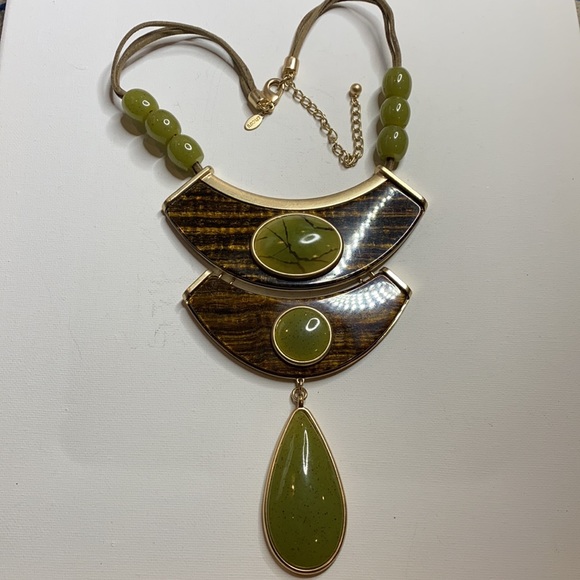 Chico’s massive jade color statement necklace - Picture 2 of 12